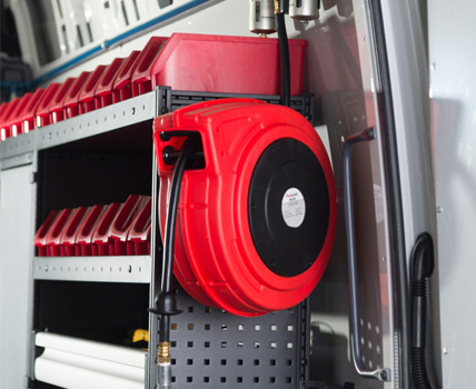 De Winton PTO compressor-generator is een innovatief en compact systeem dat onderaan op een vrachtwagen of bestelwagen wordt gemonteerd.